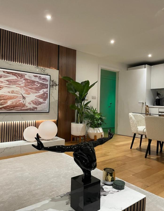 Cosy Bedroom In Luxury Apartment London Bagian luar foto