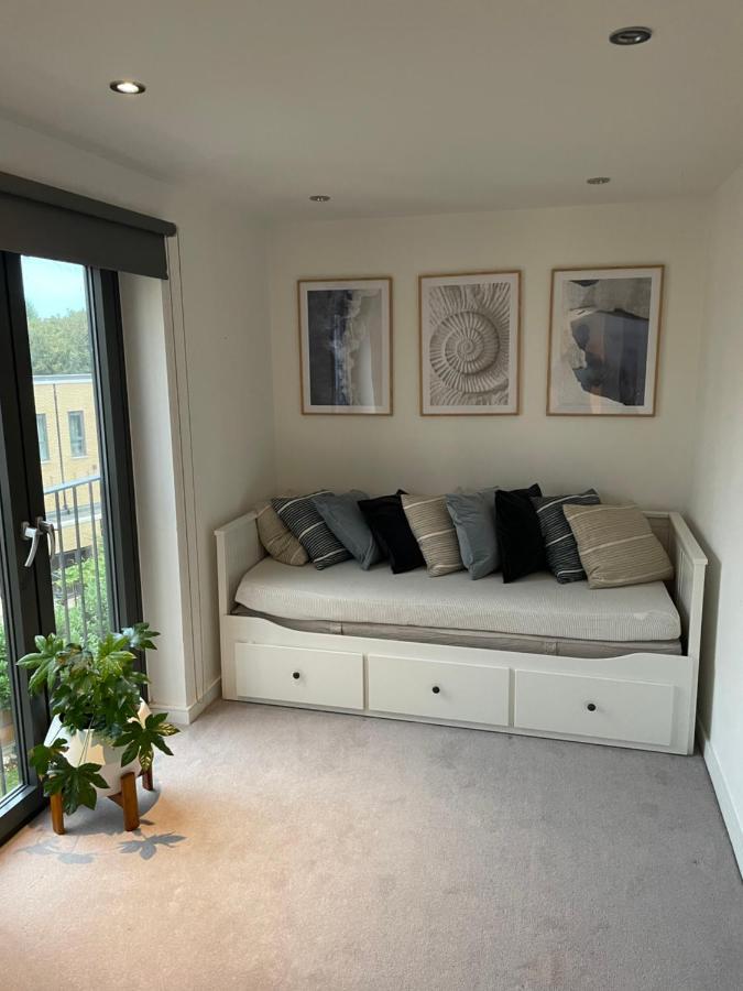 Cosy Bedroom In Luxury Apartment London Bagian luar foto