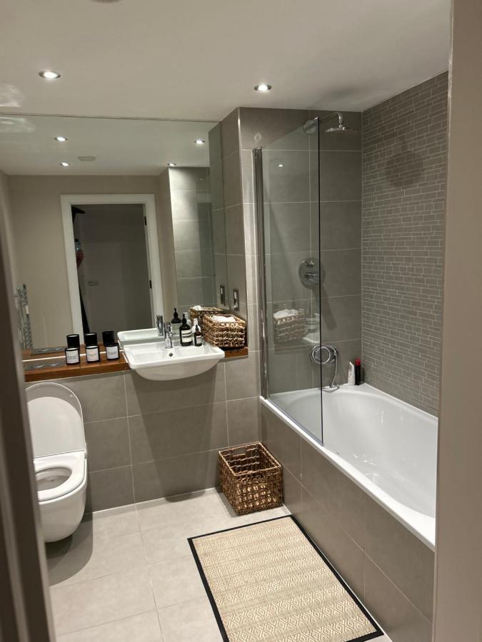 Cosy Bedroom In Luxury Apartment London Bagian luar foto