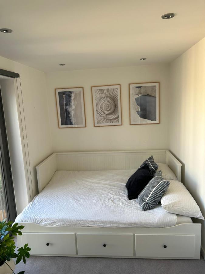 Cosy Bedroom In Luxury Apartment London Bagian luar foto